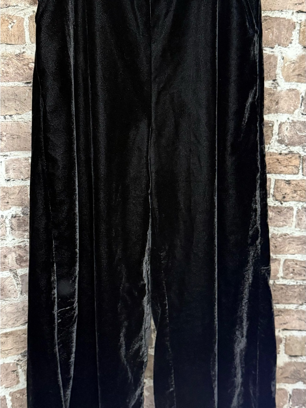 Wide-Leg Velvet Pants in Black